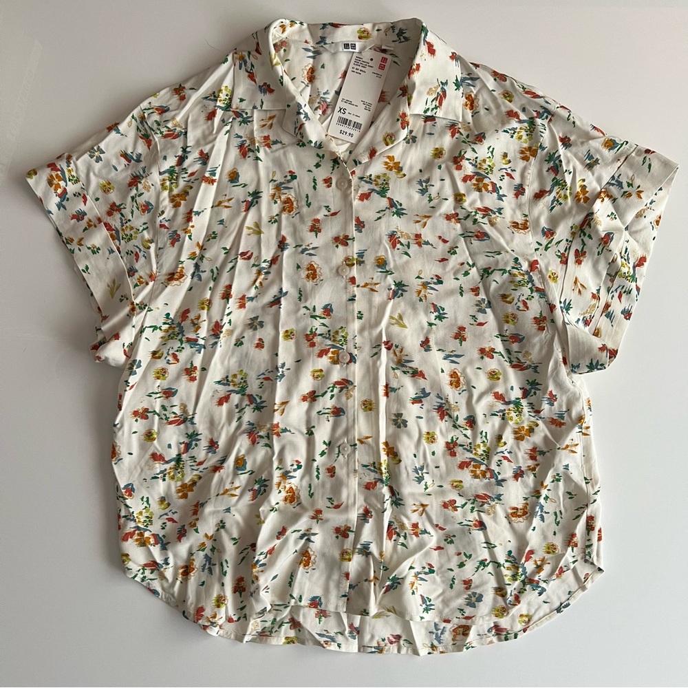 Uniqlo short sleeve blouse, off-white abstract floral print, xs, nwt